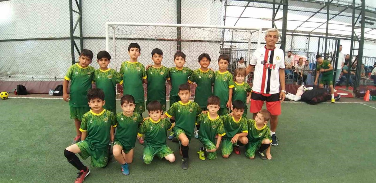 Yeşil sahalardaki 35 yıllık tecrübesi yeni futbolcular yetiştiriyor