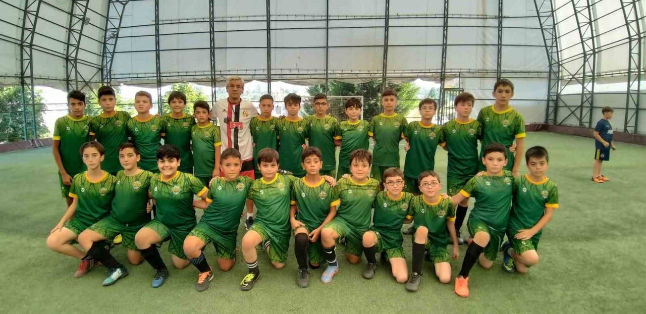 Yeşil sahalardaki 35 yıllık tecrübesi yeni futbolcular yetiştiriyor