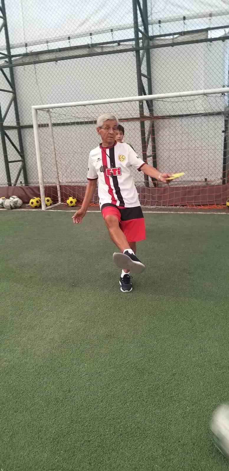 Yeşil sahalardaki 35 yıllık tecrübesi yeni futbolcular yetiştiriyor