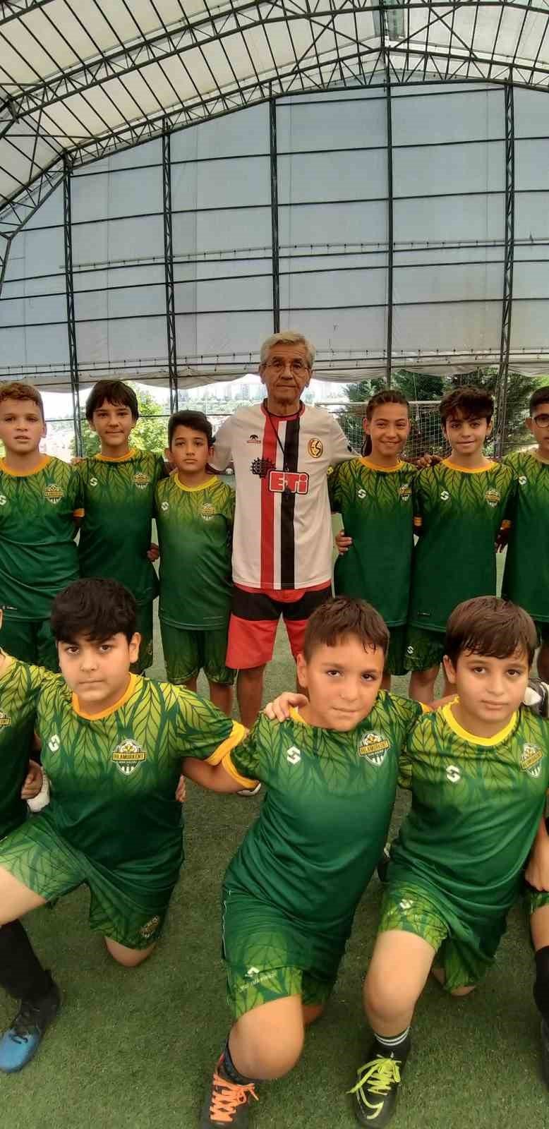 Yeşil sahalardaki 35 yıllık tecrübesi yeni futbolcular yetiştiriyor