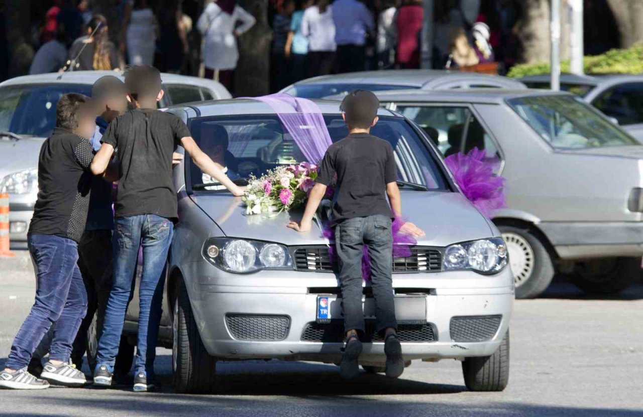 Gelin arabasının önünü kesenler dikkat: Israrla bahşiş istenmesi nitelikli yağma suçunu oluşturabilir