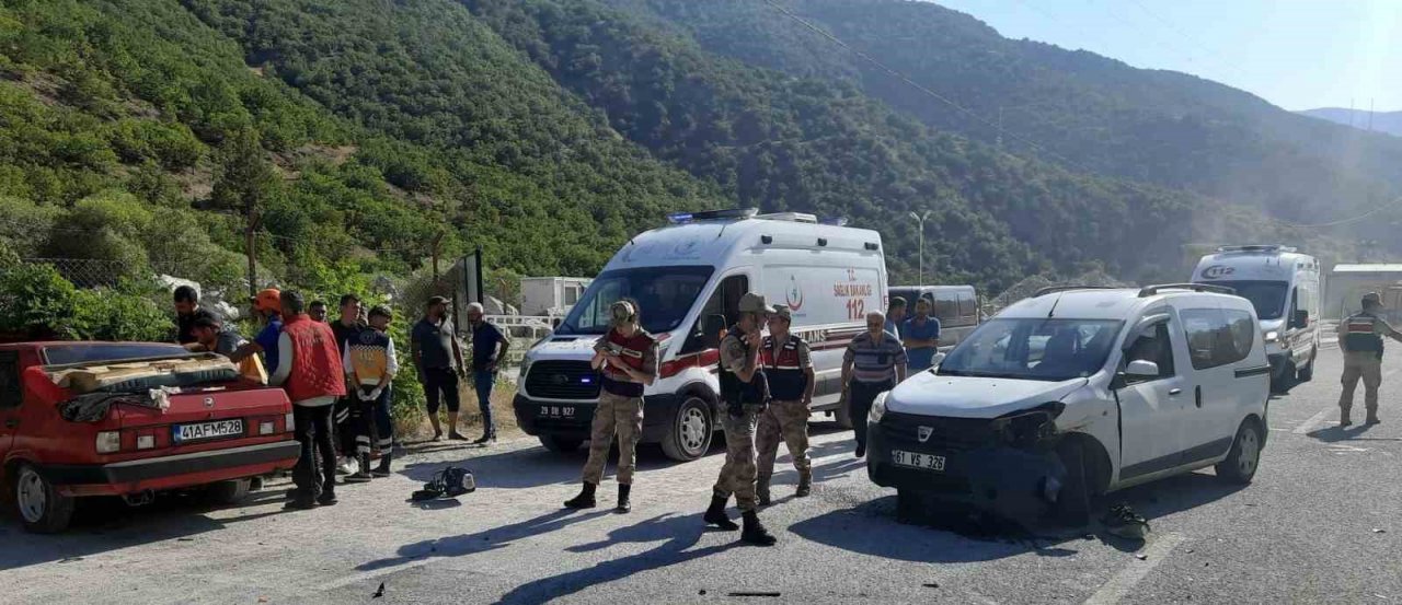 Gümüşhane’de kavşakta kaza: 3 yaralı