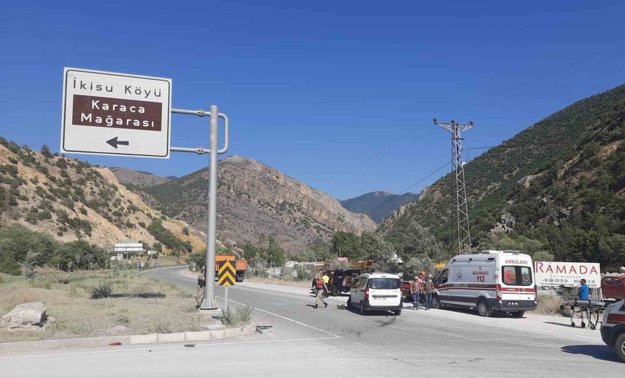 Gümüşhane’de kavşakta kaza: 3 yaralı