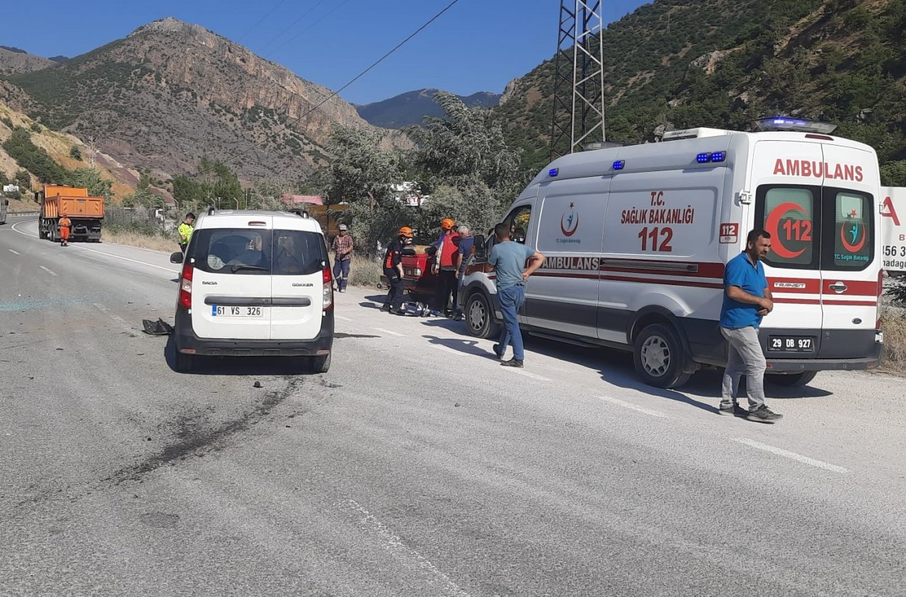 Gümüşhane’de kavşakta kaza: 3 yaralı