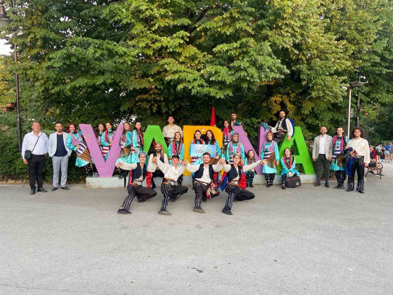 İnegöl Halk Dansları Topluluğu festival turnesinde