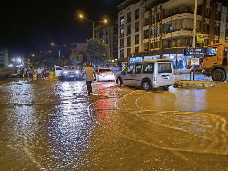 İzmir’de hareketli gece: Ana boru patladı, 2 mahalleyi su bastı
