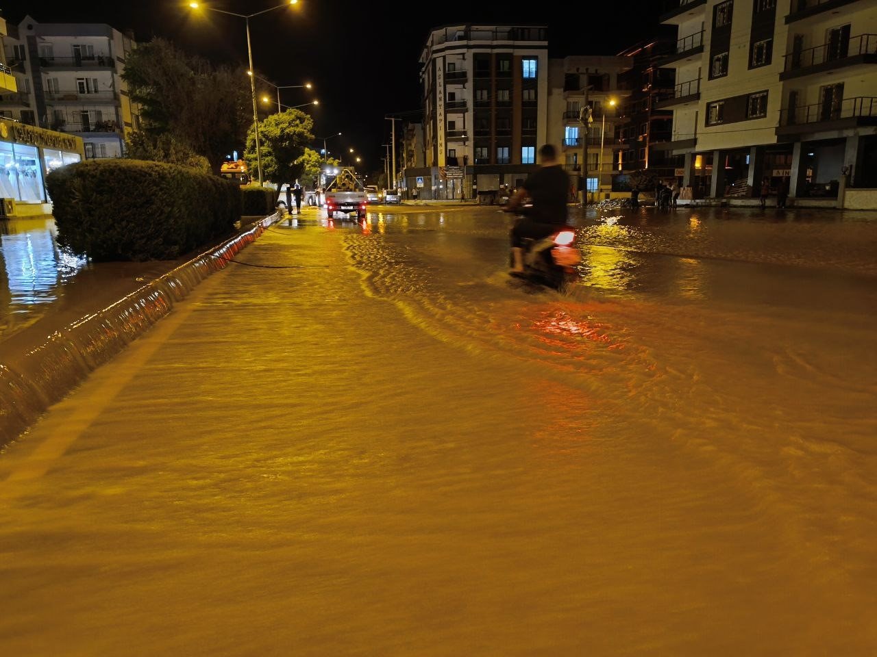 İzmir’de hareketli gece: Ana boru patladı, 2 mahalleyi su bastı