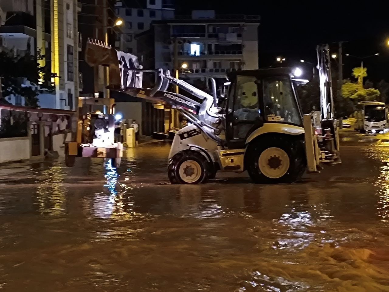 İzmir’de hareketli gece: Ana boru patladı, 2 mahalleyi su bastı