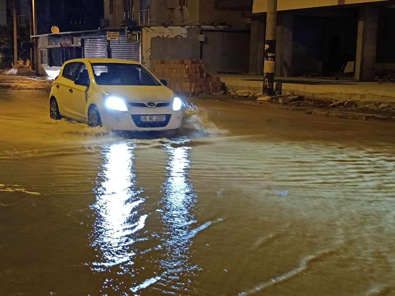 İzmir’de hareketli gece: Ana boru patladı, 2 mahalleyi su bastı