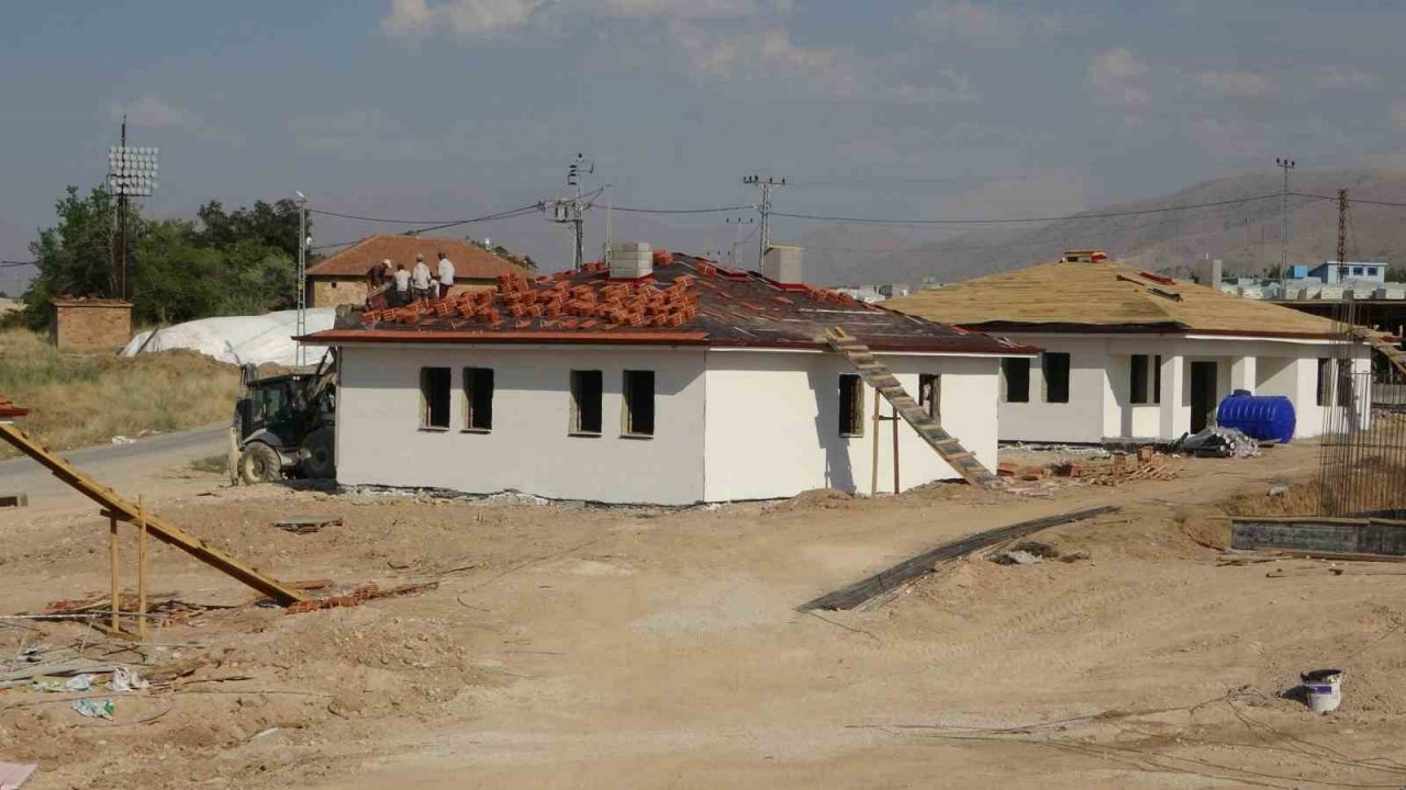 Deprem bölgesi Malatya’da köy evlerinden sona gelindi