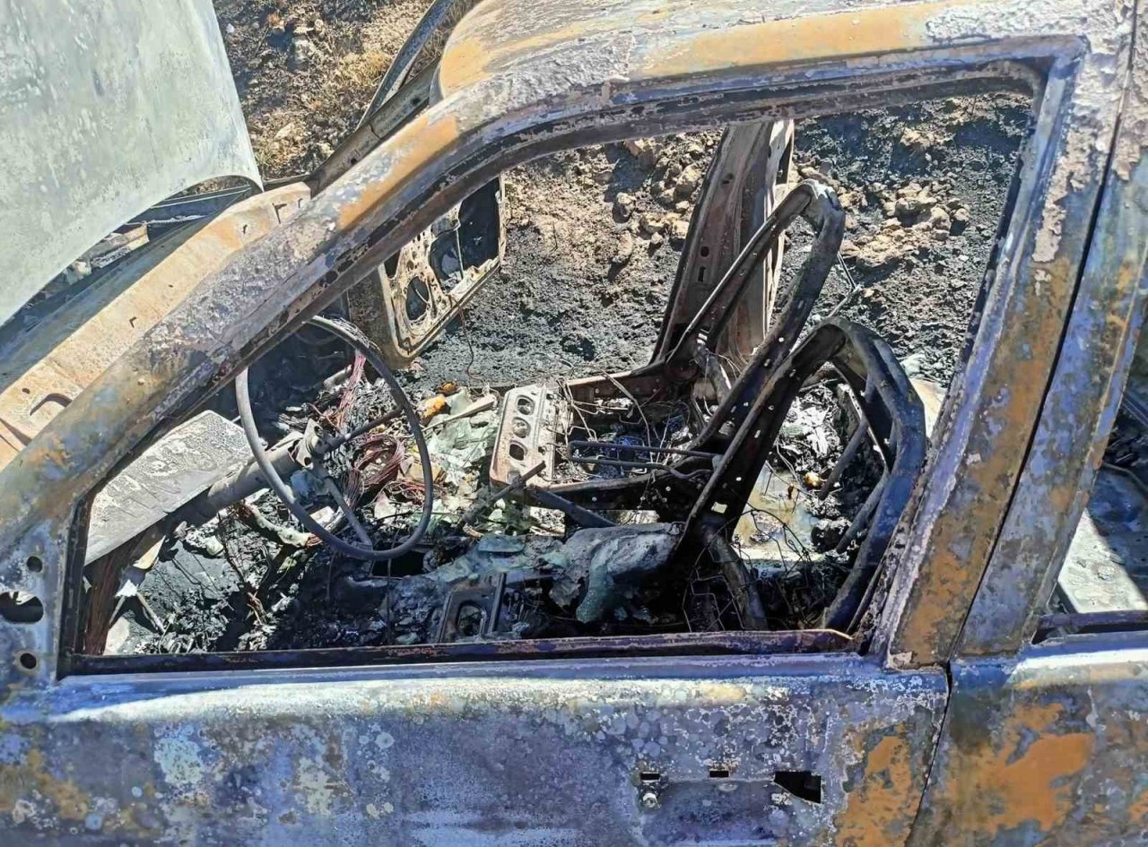 Karaman’da alev alan otomobil demir yığınına döndü