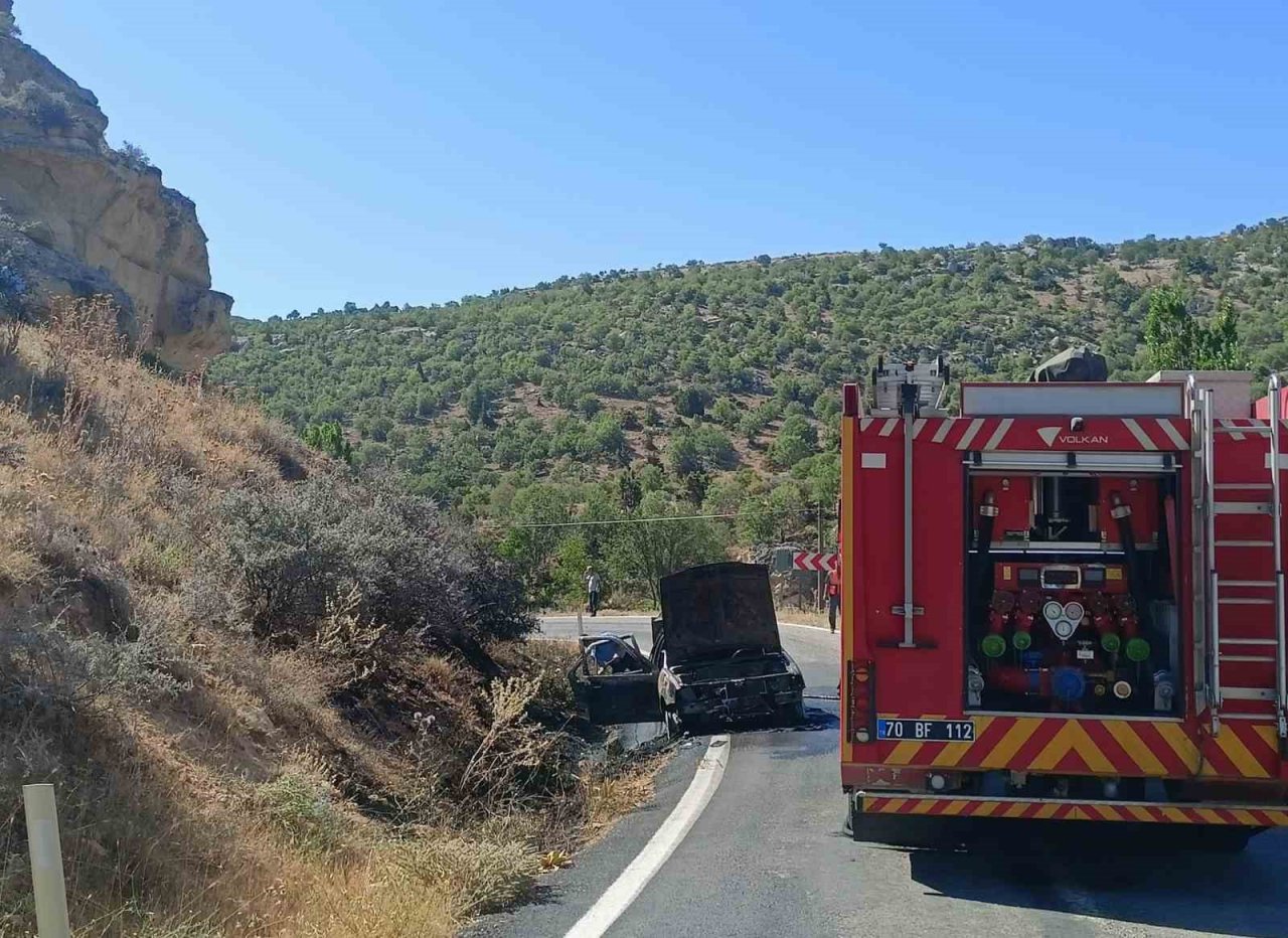 Karaman’da alev alan otomobil demir yığınına döndü