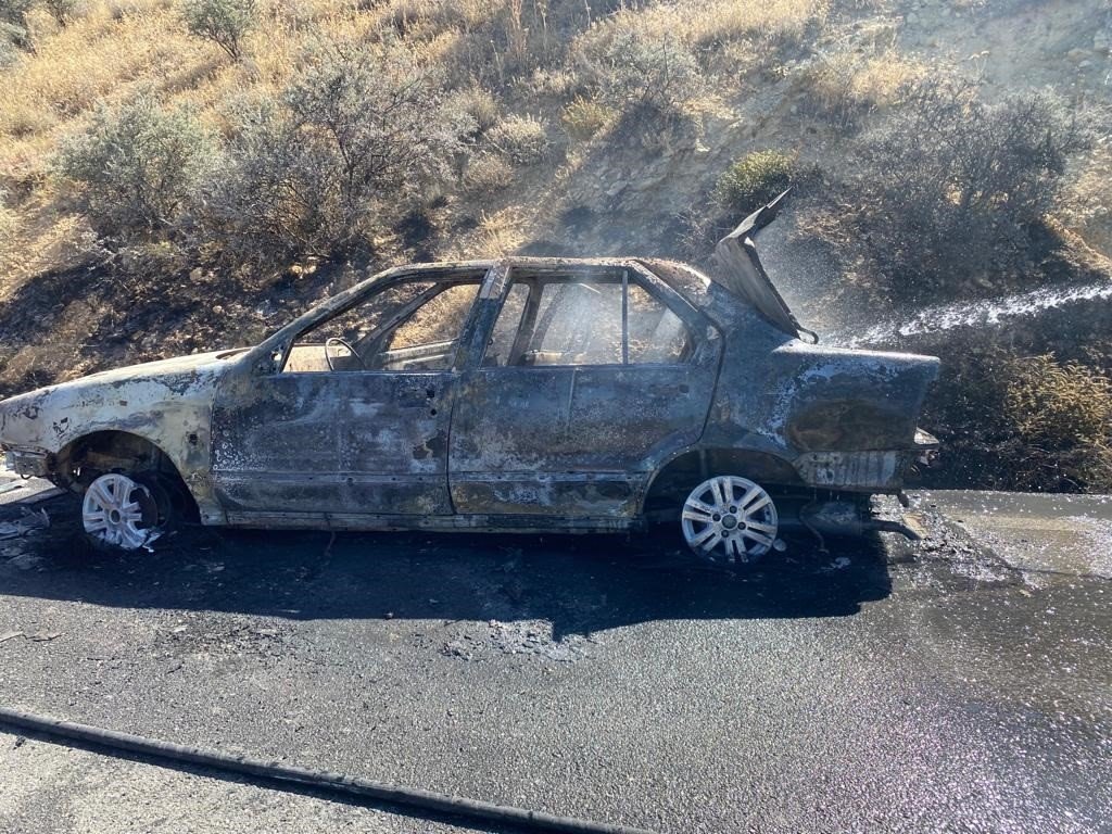 Karaman’da alev alan otomobil demir yığınına döndü
