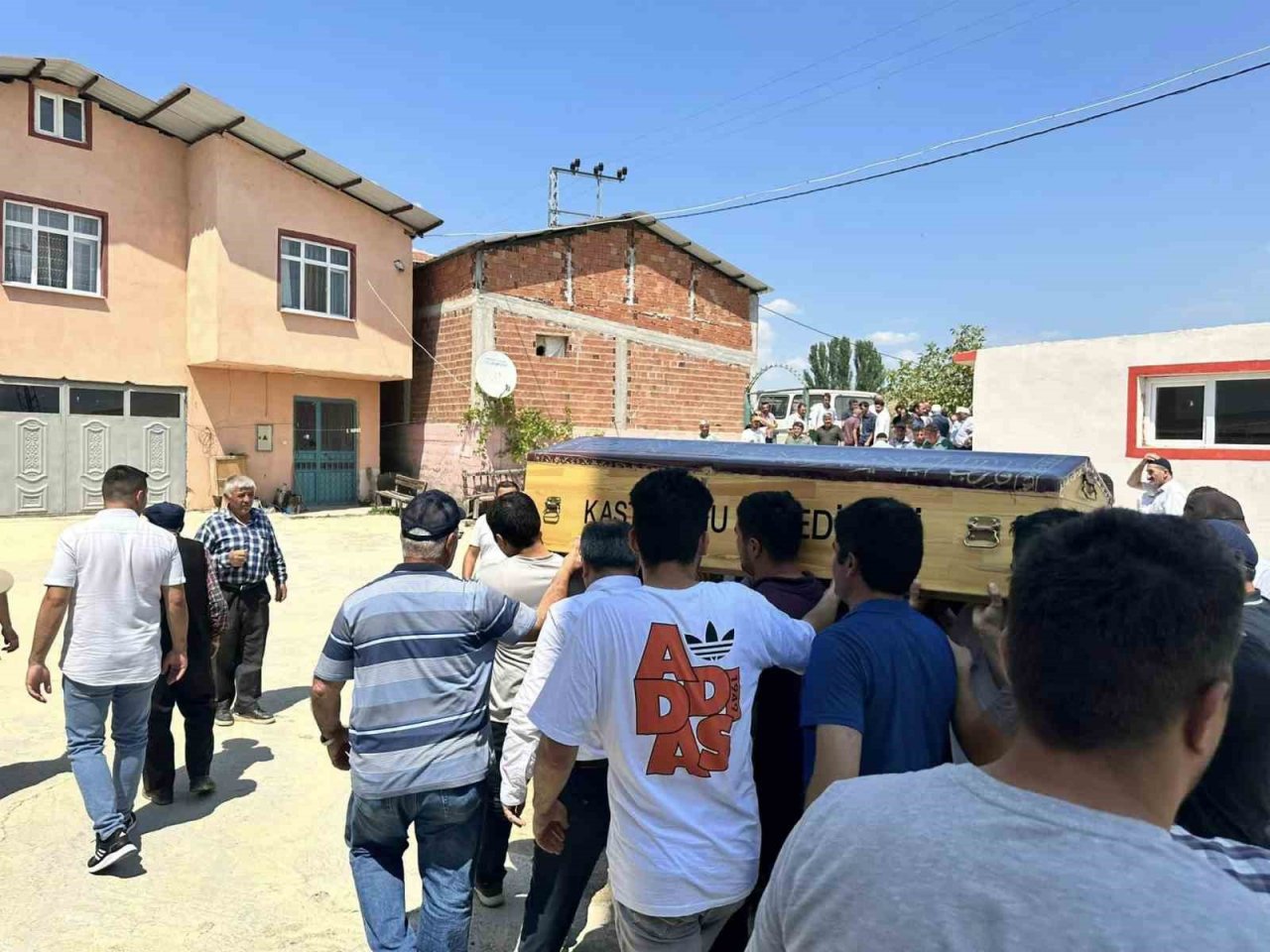 Kazada hayatını kaybeden genç toprağa verildi