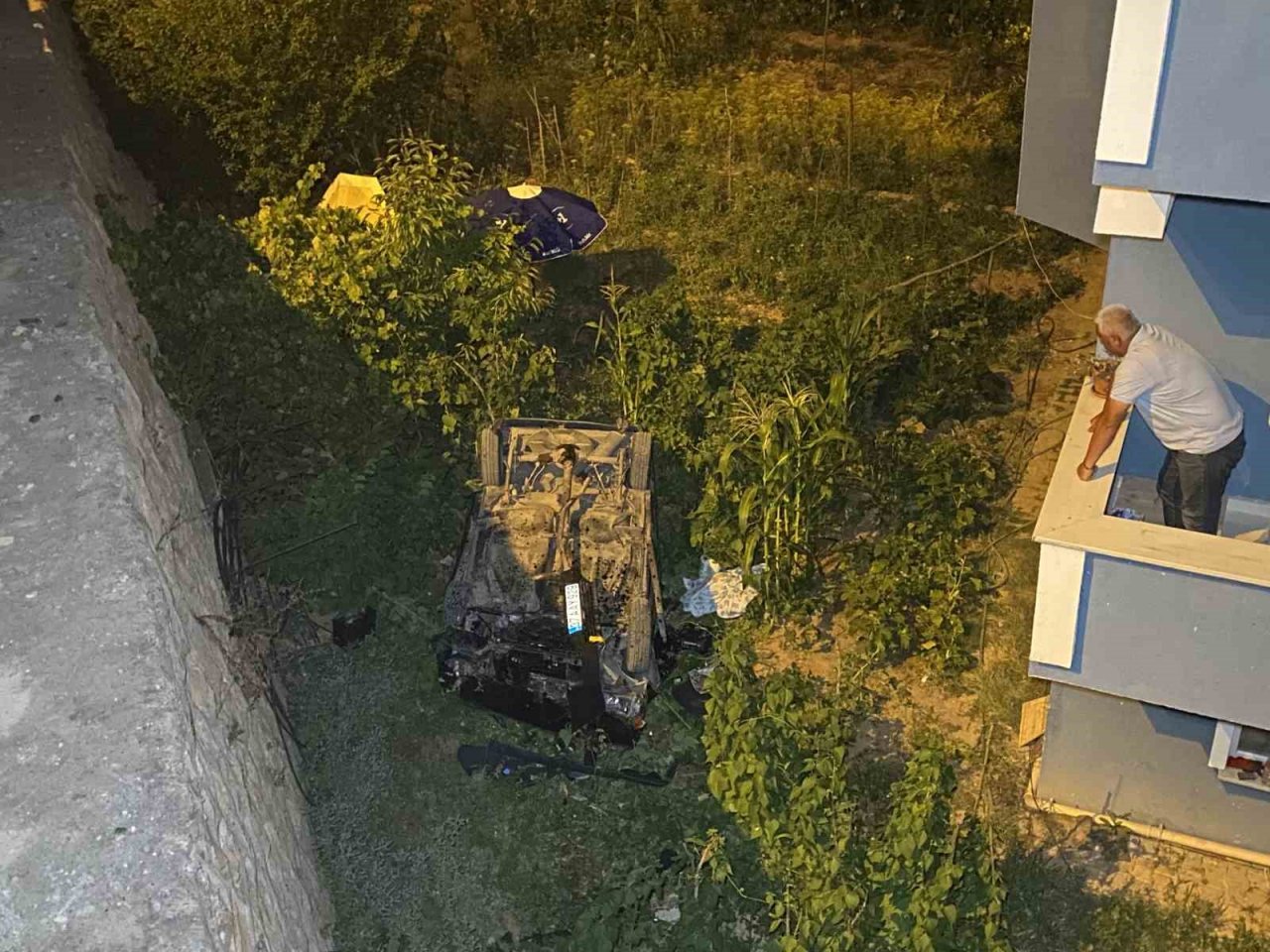 Kontrolden çıkan araç 7 metrelik istinat duvarından bahçeye uçtu: 1 yaralı