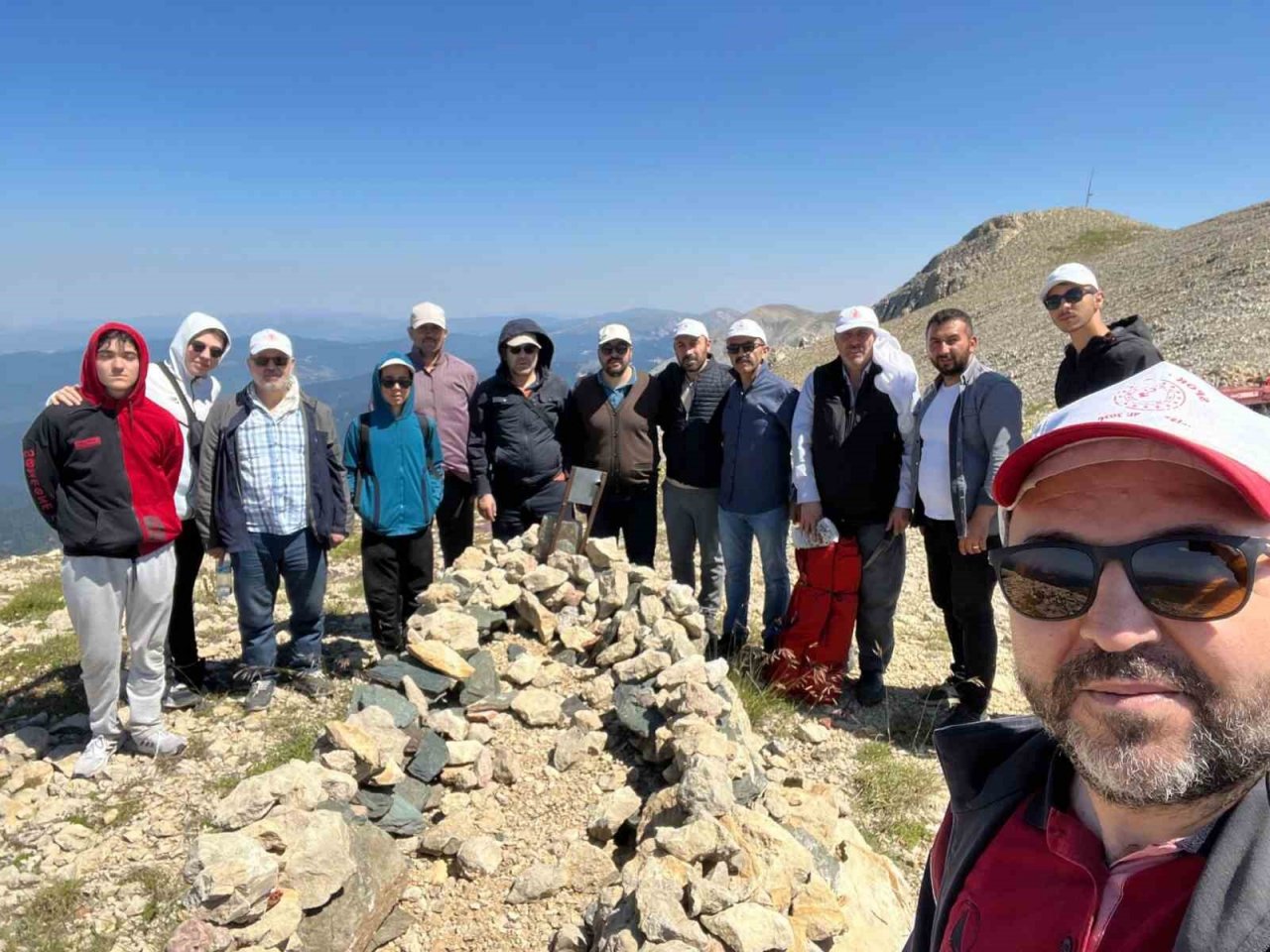 Türkülere konu olan Ilgaz Dağı’nın zirvesinde dev Türk bayrağı dalgalandırıldı
