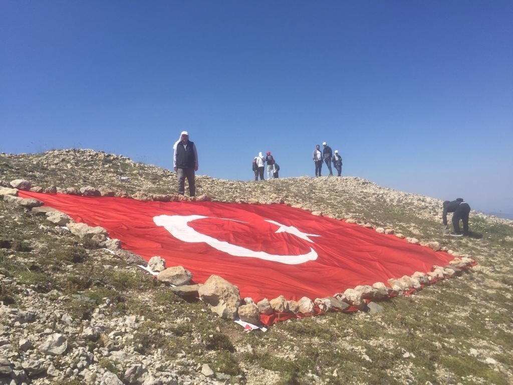 Türkülere konu olan Ilgaz Dağı’nın zirvesinde dev Türk bayrağı dalgalandırıldı