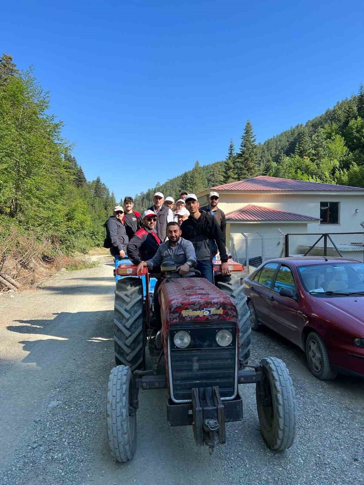 Türkülere konu olan Ilgaz Dağı’nın zirvesinde dev Türk bayrağı dalgalandırıldı