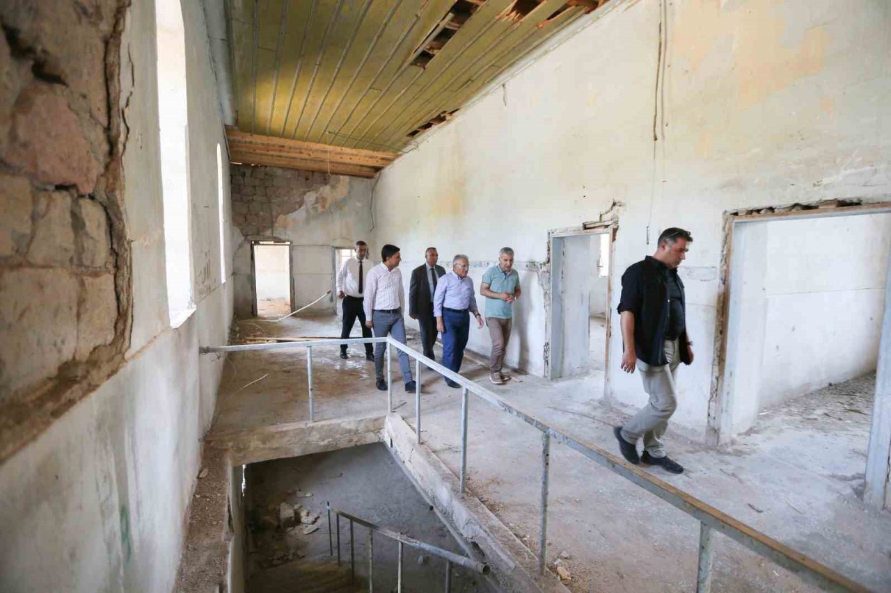 Başkan Büyükkılıç, 85 yıllık Pazarören Öğretmen Okulu’nu inceledi, duygu dolu anlar yaşadı