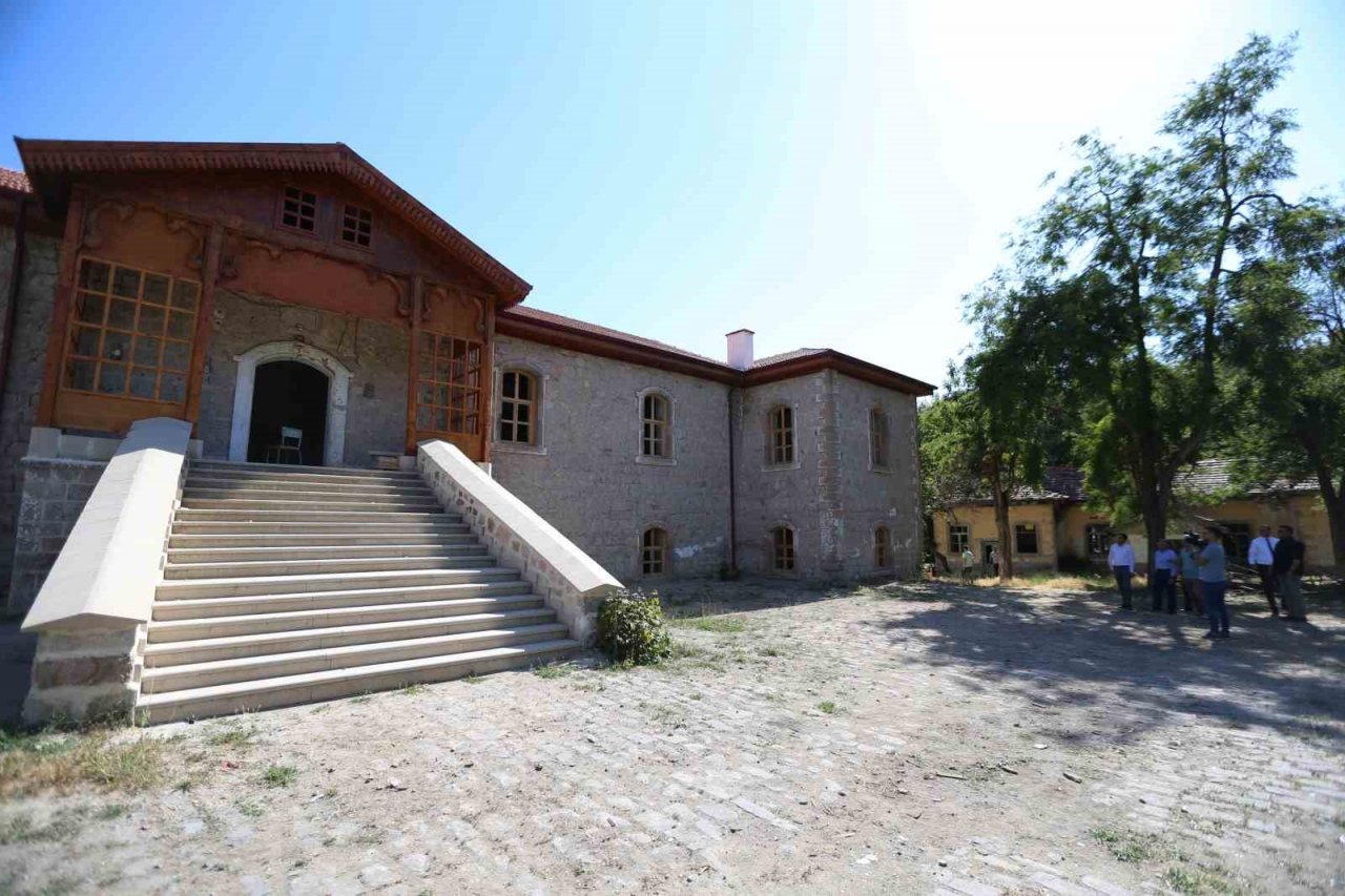 Başkan Büyükkılıç, 85 yıllık Pazarören Öğretmen Okulu’nu inceledi, duygu dolu anlar yaşadı