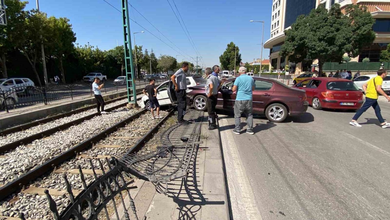 Kaza yapan otomobillerden biri tramvay yoluna düştü: 2 yaralı