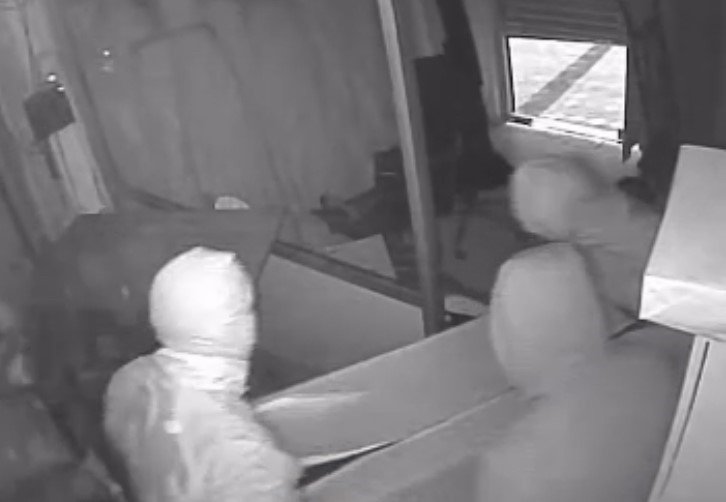 Lüks araçla soygun girişimini komşuların müdahalesi engelledi