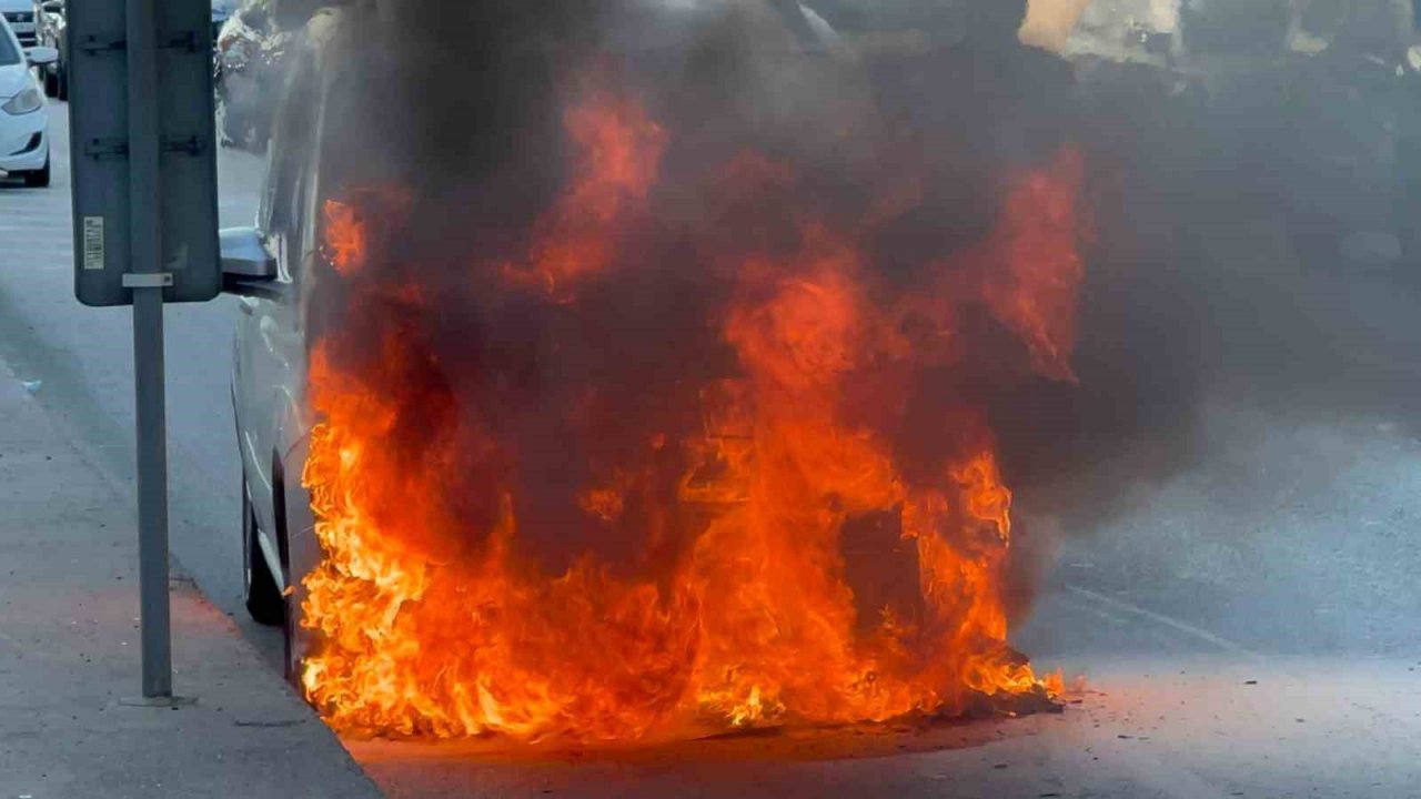 Maltepe’de ticari araç alev alev yandı