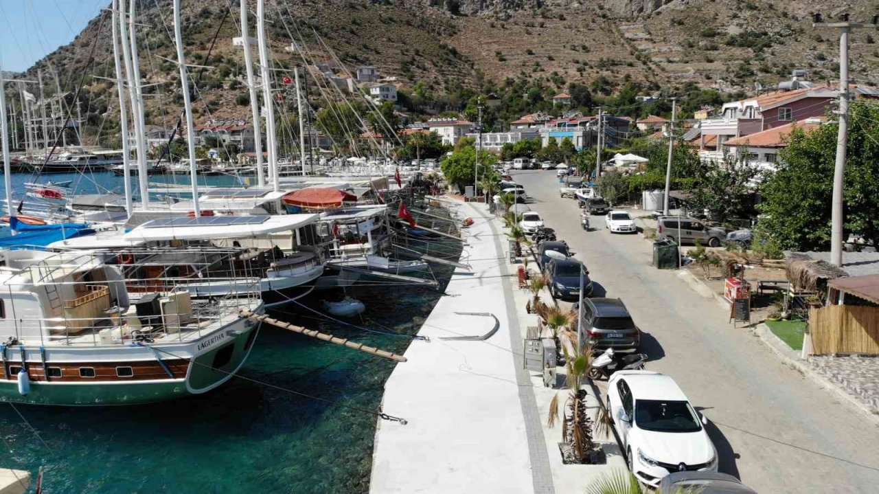 Marmaris Bozburun’da liman ve meydan düzenlemesi sona erdi