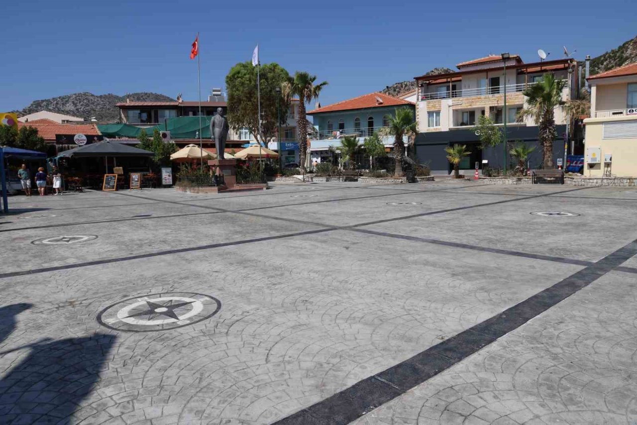 Marmaris Bozburun’da liman ve meydan düzenlemesi sona erdi