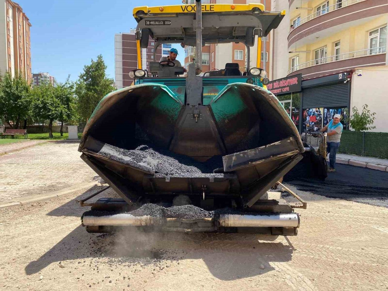 Sakarya Mahallesi’nde 5 sokakta asfalt yenileniyor