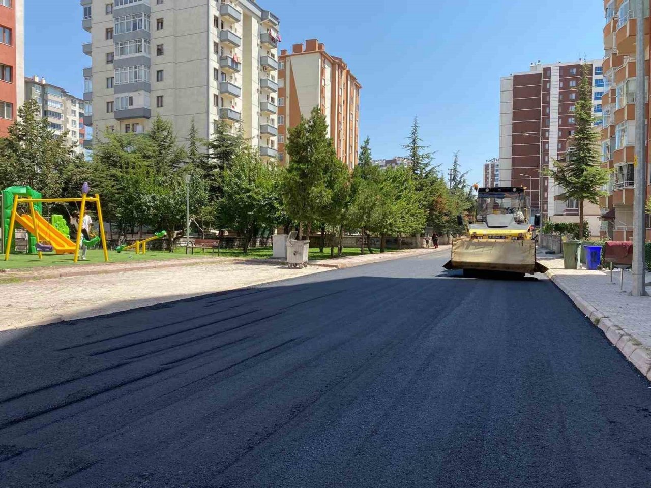 Sakarya Mahallesi’nde 5 sokakta asfalt yenileniyor