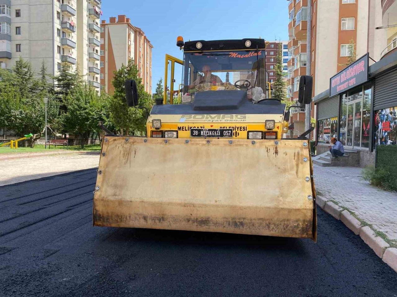 Sakarya Mahallesi’nde 5 sokakta asfalt yenileniyor