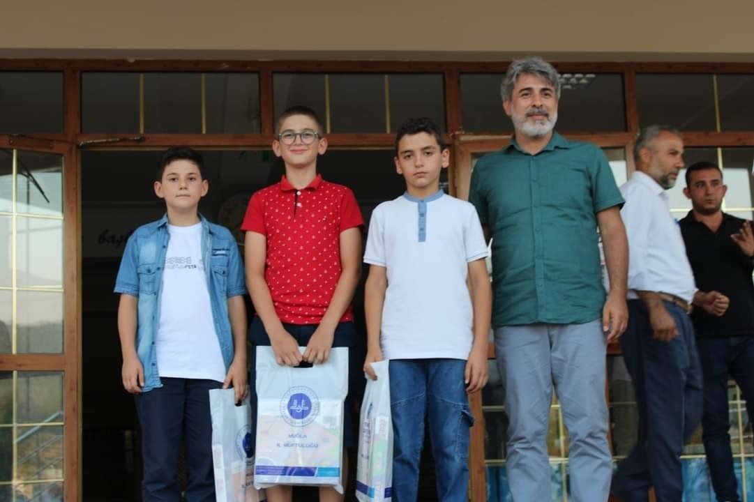 Yaz Kur’an Kursu’na katılan 75 öğrenci ödüllerini aldı