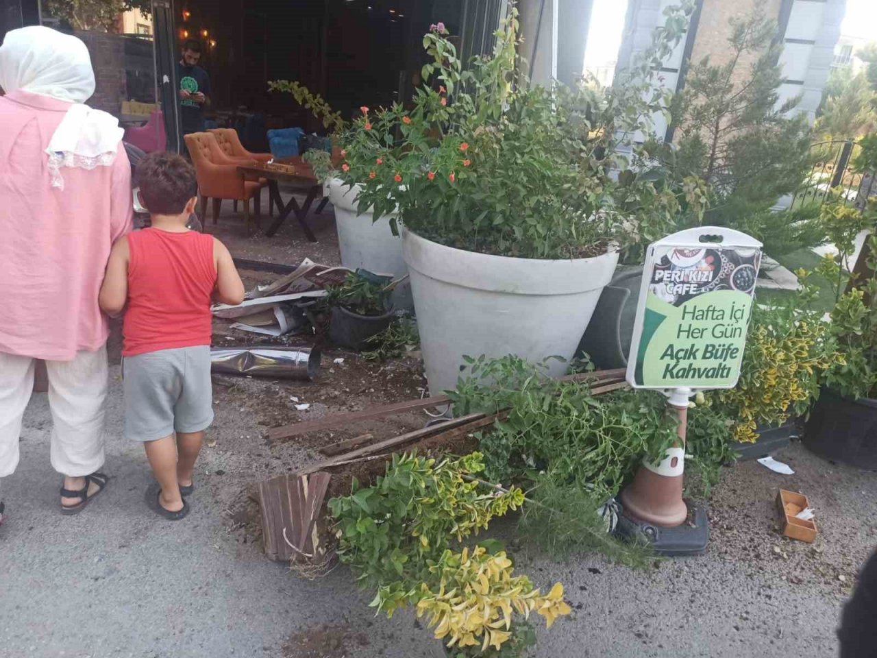 Elazığ’da hafif ticari araç kafeye girdi, o anlar kameraya yansıdı