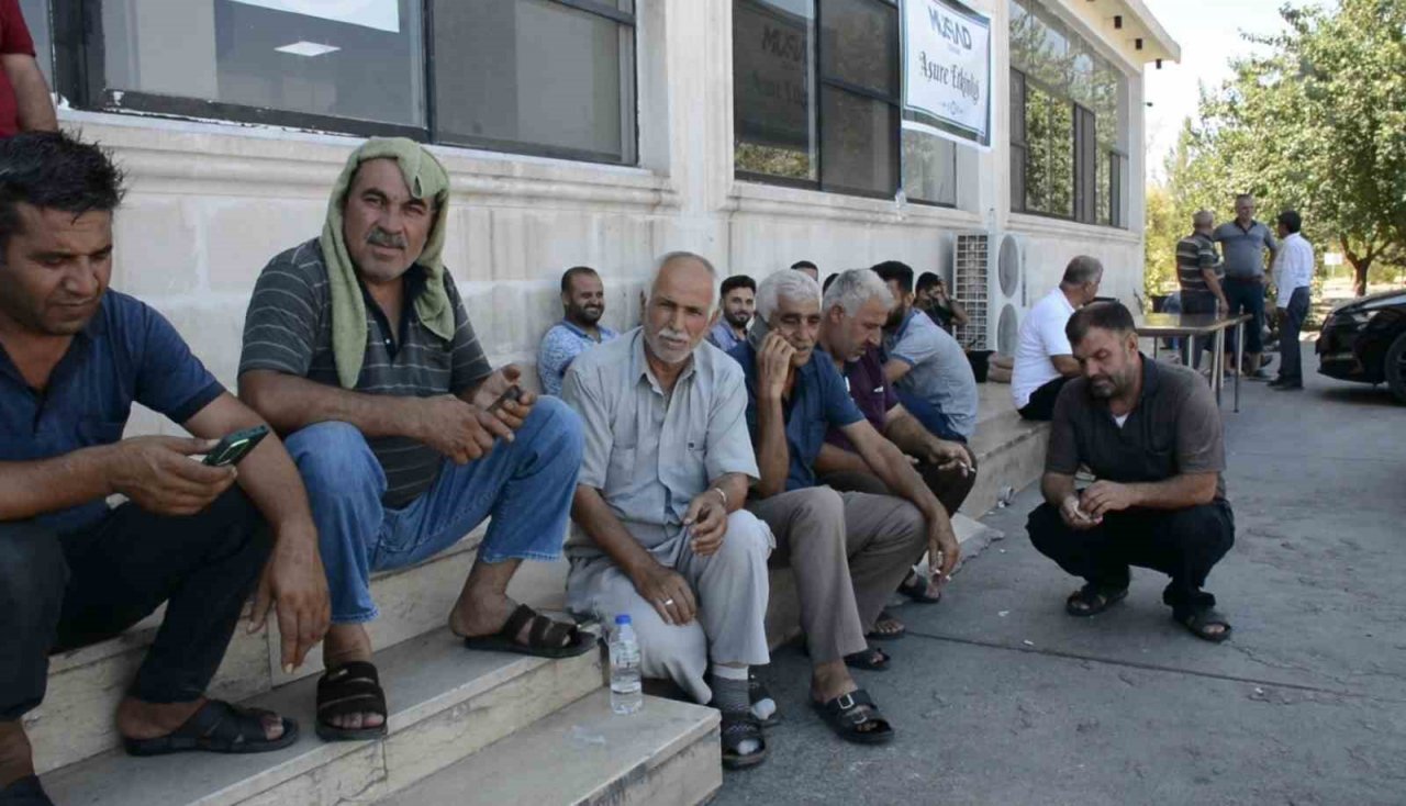 Şırnak’ta tır parkında bekleyen şoförler araçlarının gölgesinde serinliyor