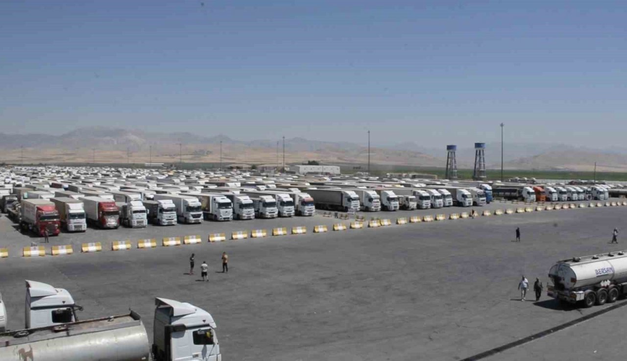 Şırnak’ta tır parkında bekleyen şoförler araçlarının gölgesinde serinliyor