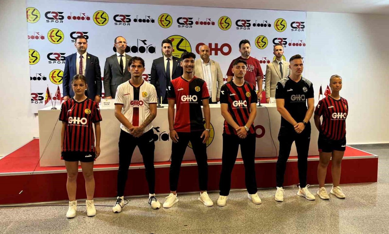 Eskişehirspor’un yeni sezon formaları tanıtıldı