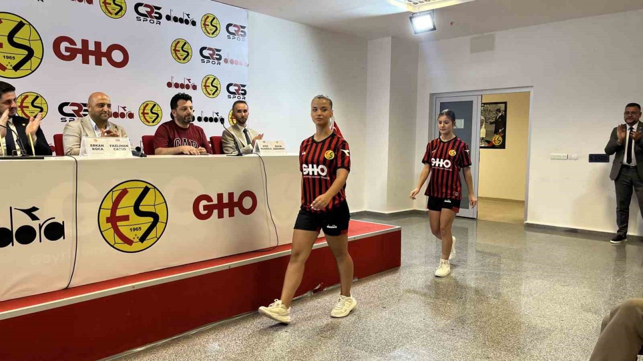 Eskişehirspor’un yeni sezon formaları tanıtıldı