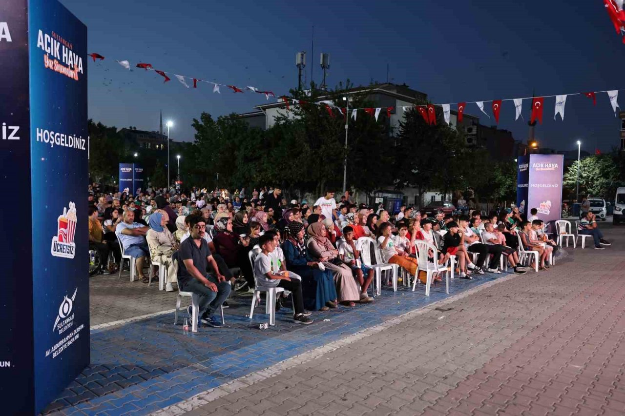 Sultangazi’de açıkhava sinema keyfi ‘Müslüm’ filmiyle Başladı