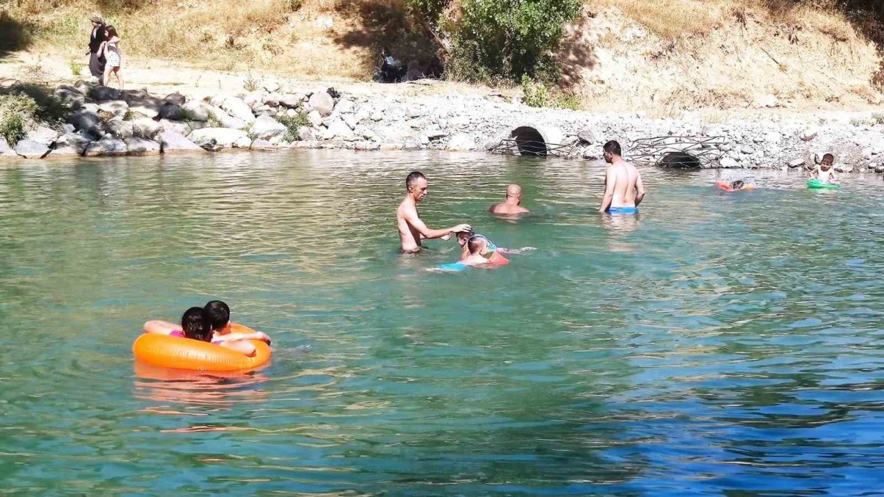 Sıcaktan bunalanlar soluğu Tağar Çayı’nda aldı