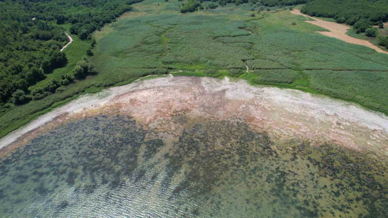 Suların çekildiği Terkos Gölü’nde ortaya çıkan tarihi yol havadan görüntülendi