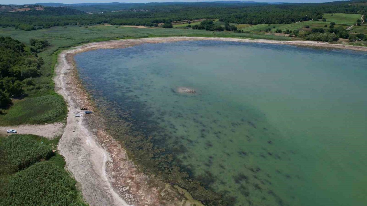 Suların çekildiği Terkos Gölü’nde ortaya çıkan tarihi yol havadan görüntülendi