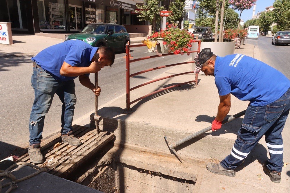 Yalova Belediyesi’nden mazgallarda temizlik