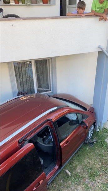 Yalova’da kontrolden çıkan kamyonet binaya çarptı