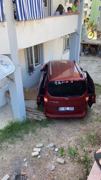 Yalova’da kontrolden çıkan kamyonet binaya çarptı