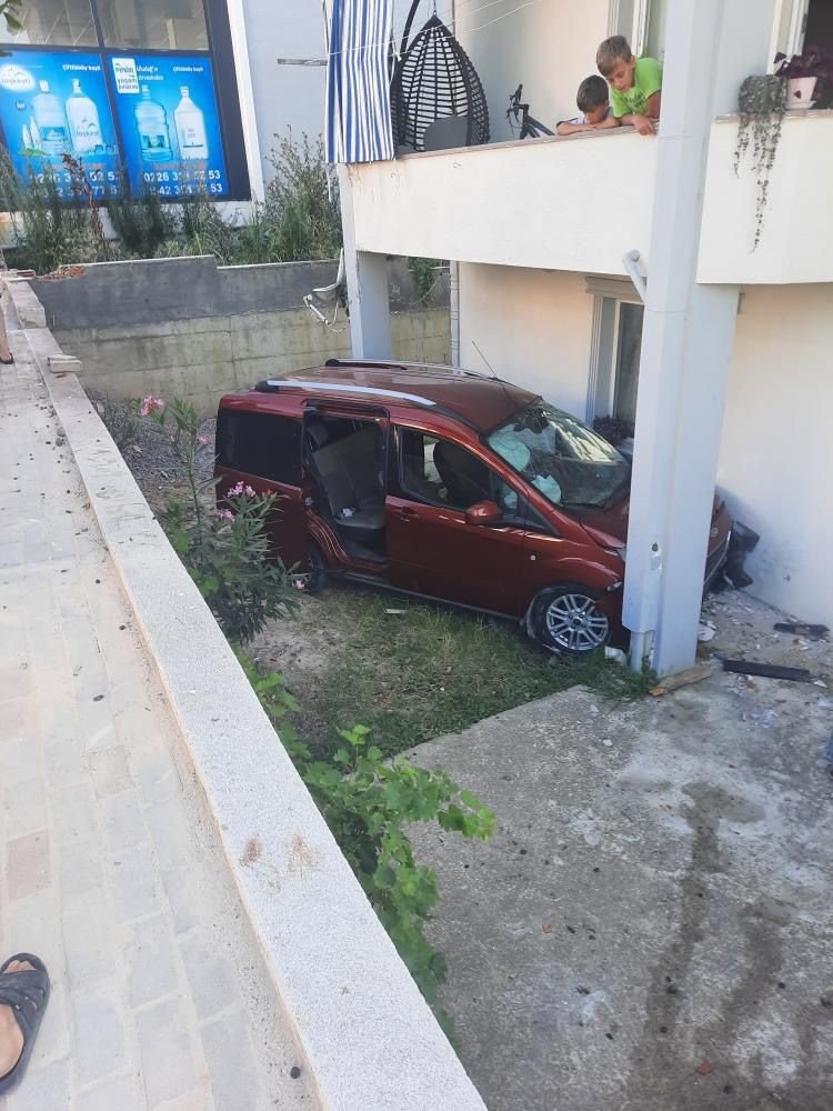 Yalova’da kontrolden çıkan kamyonet binaya çarptı