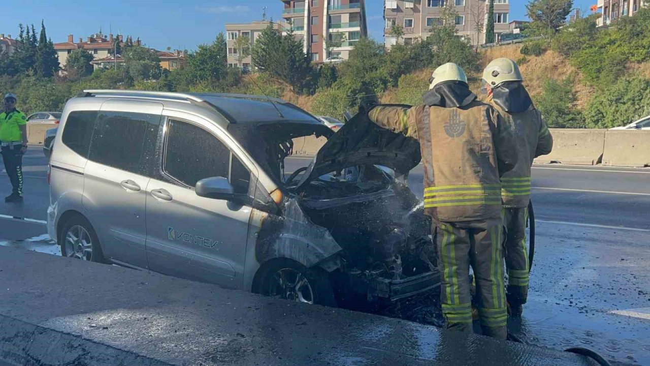 Maltepe’de ticari araç alev alev yandı