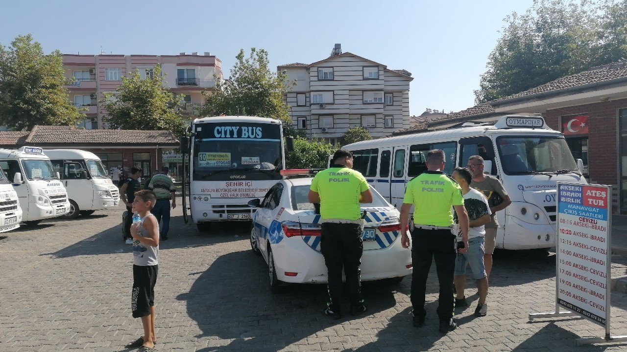 Bir ayağı protez olan engelli adam minibüsün altında kaldı