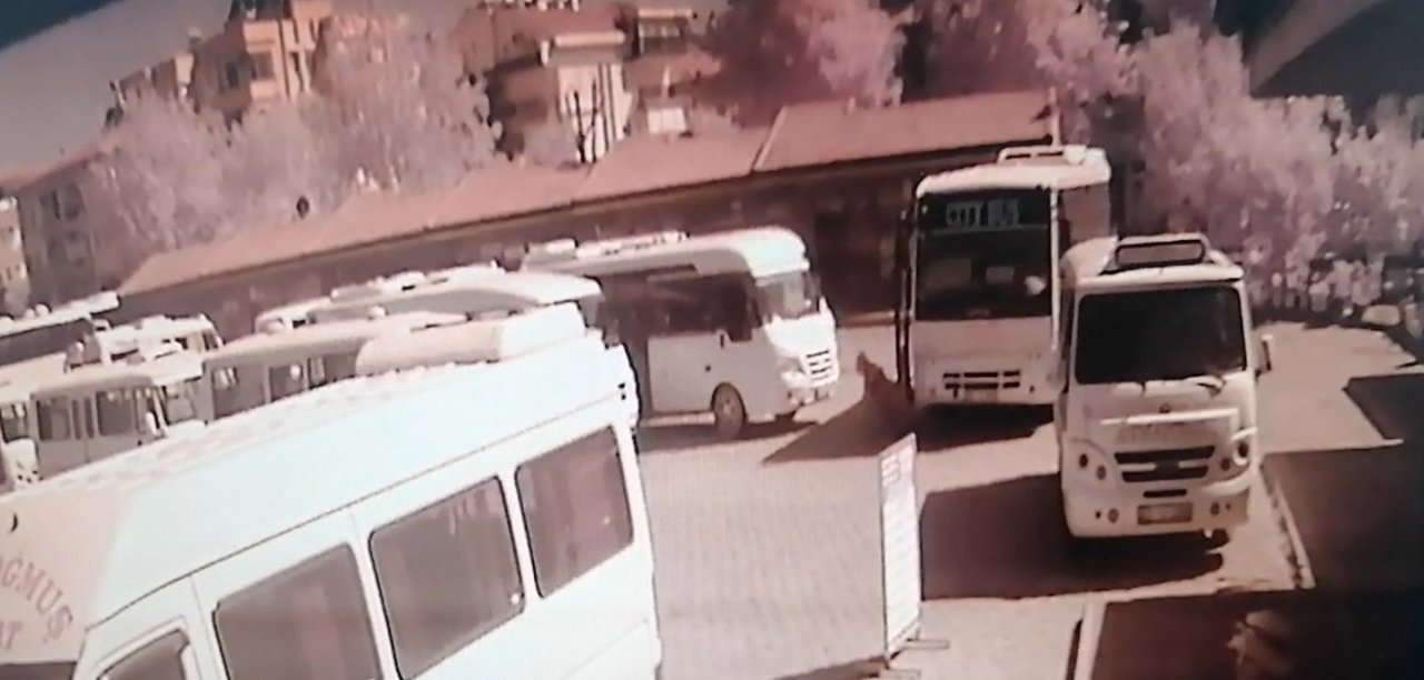 Bir ayağı protez olan engelli adam minibüsün altında kaldı