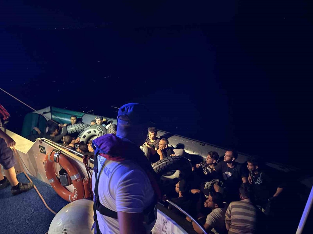 Yüzerek karşıya geçmeye çalıştılar